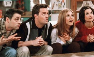 Nisin xhirimet: Fotot e ribashkimit të “Friends” po bëjnë xhiron e rrjetit