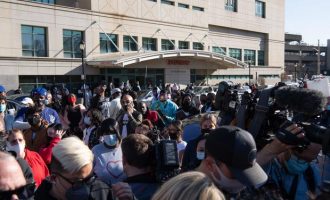 Qindra fansa mblidhen para spitalit për t’u lutur për reperin e famshëm