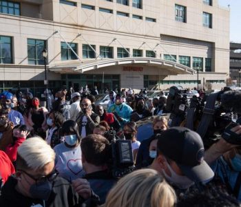 Qindra fansa mblidhen para spitalit për t’u lutur për reperin e famshëm