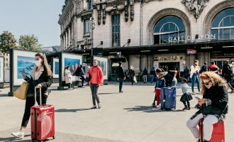 Franca lëshon lejen e COVID për udhëtime brenda dhe jashtë shtetit