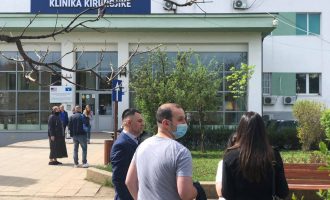 Infermierët protestojnë para QKUK-së, kanë disa kërkesa