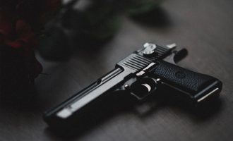 Arrestohet një femër për gjuajtje me armë