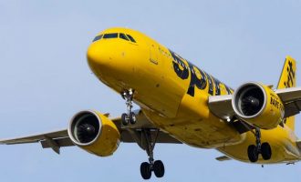 Aeroplani detyrohet të aterojë në mes të fluturimit – dikush u përpoq të hapte derën