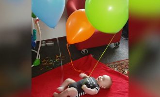 Pse prindërit po lidhin balona rreth krahëve dhe këmbëve të foshnjave të tyre?
