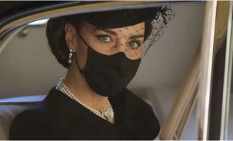 Çka simbolizojnë bizhuteritë që Kate Middleton zgjodhi për funeralin e Princit Philip?