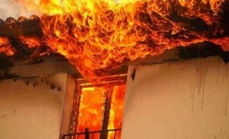 I vë flakën shtëpisë pas mosmarrëveshjes me babain