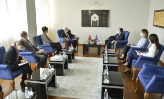 Kurti i kërkon ndihmë Zvicrës për sigurimin e vaksinave anti-COVID