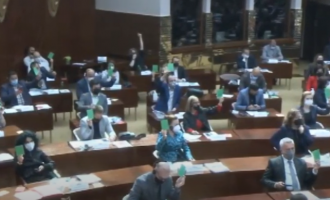 Maqedoni e Veriut: Do të paditen deputetët që shkuan në Kuvend me COVID-19