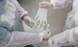 “Duart e dashurisë”: dorezat e ngrohta lateks imitojnë prekjen njerëzore për pacientët me COVID-19