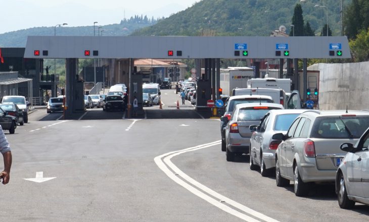 Trefishohet numri i kosovarëve që kaluan kufirin për Shqipëri në tri ditët e fundit
