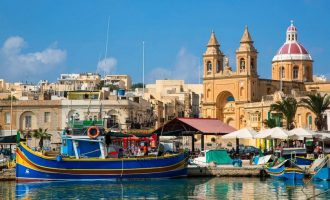 Ky shtet do të paguajë udhëtarët që rezervojnë për pushime