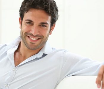 Studimi: Burrat e buzëqeshur janë më pak tërheqës për gratë