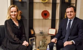 Adriana Matoshi: Ftesën për t’iu bashkuar VV-së e kam pranuar nga Albin Kurti