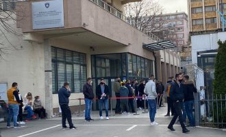 Qytetarët presin në radhë para MPJD-së për vulë apostile, s’respektojnë masat
