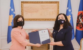 Presidentja ia dorëzon kopjen e dekoratës “Urdhri Hero i Kosovës”, familjes së Agim Ramadanit