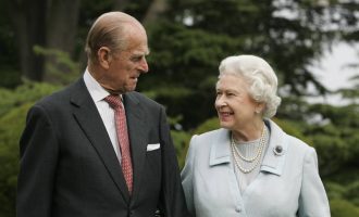 Publikohet një fotografi e rrallë e Mbretëreshës Elizabeth me Princin Philip