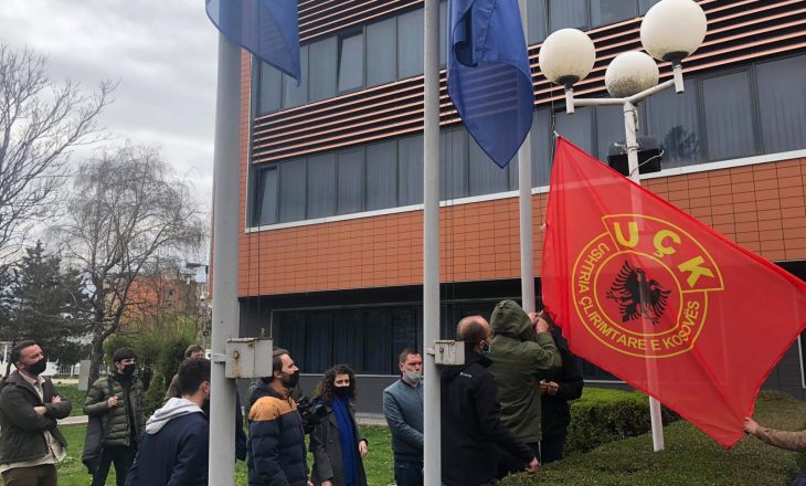 PSD vendos flamurin e UÇK-së në oborrin e Presidencës