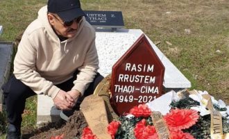 Qumili i shkon te varri Cimës