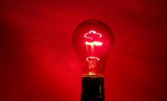 Studimi i ri shkencor: Çfarë ndodh nëse shikon një dritë të kuqe për 3 minuta në ditë?