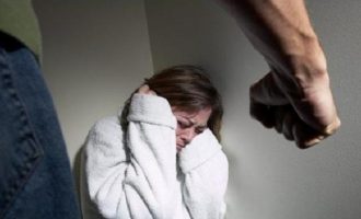 E rrah gruan dhe ia dëmton veturën