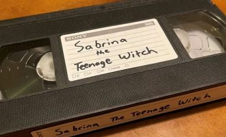 Nuk ktheu kasetën për 21 vjet – një grua po përballet me akuza federale