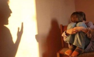 Nëna i bën për mjek dy fëmijët e saj, arrestohet