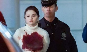 E përgjakur dhe në pranga – fotografitë e Selena Gomez bëhen virale