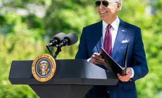 Joe Biden shfaqet pa maskë