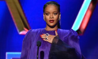 Rihanna doli për darkë e veshur me të brendshme