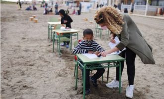 Fëmijët spanjollë po mbajnë klasat në plazh
