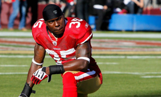 Ish-lojtari i NFL-së në SHBA vret fqinjët e tij dhe më pas veten