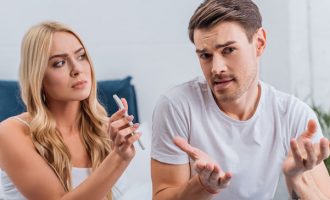 Studimi: Burrat që veshin këtë stil rrobash kanë më shumë gjasë të tradhtojnë