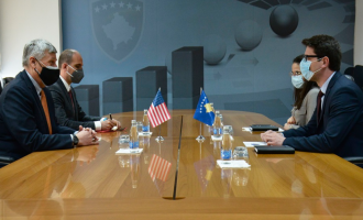 Ministri i financave takohet me ambasadorin amerikan
