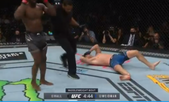Meçi në UFC ndërpritet pas vetëm 10 sekondash pas lëndimit të rëndë që pësoi Weidman nga Hall