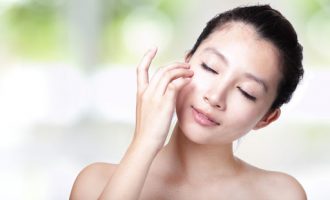 Për një lëkurë që shndrit praktikoni “metodën 4-2-4”