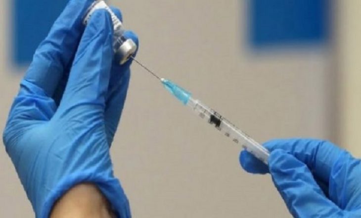 Vetëm 5 mijë nga 13 mijë persona staf shëndetësor në Kosovë janë vaksinuar kundër COVID-19