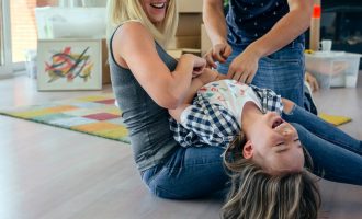 Gudulisja tek fëmijët – lojë apo e rrezikshme për shëndetin?