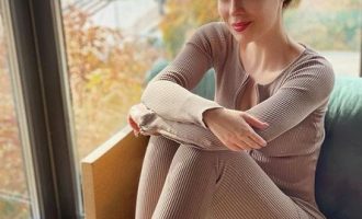 Ditëlindja e Xhensilës nis me një befasi në mëngjes dhe dedikim romantik nga bashkëshorti