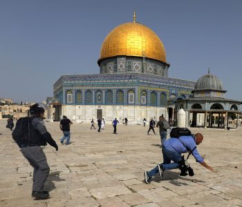 Të mbështetur nga policia izraelite, kolonët hebrenj sulmojnë kompleksin Al-Aksa 