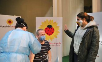 Mjekët që u vaksinuan në Kukës sot marrin dozën e dytë në Prishtinë