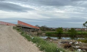 Ministri Aliu zotohet për rregullimin e urës në Pestovë