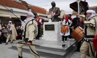 Përurohet busti i Anton Çetës në Klinë