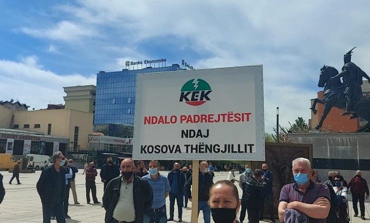 Punëtorët e “Kosova Thëngjill” protestojnë para Qeverisë