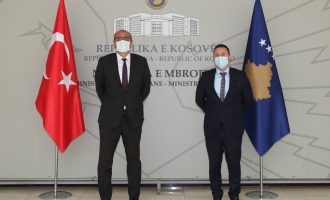 Ministri Mehaj priti në takim ambasadorin Turqisë në Kosovë