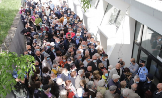 Ministria e Shëndetësisë: Grumbullimi vjen si pasojë se në sallën “1 Tetori” kanë ardhur të vaksinohen qytetarë edhe nga komunat tjera