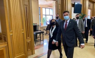 Presidenti slloven arrin në Kosovë, takohet me Osmanin