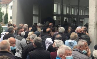 Publikohen pamje nga tollovia në QKMF-në e Ferizajt gjatë procesit të vaksinimit