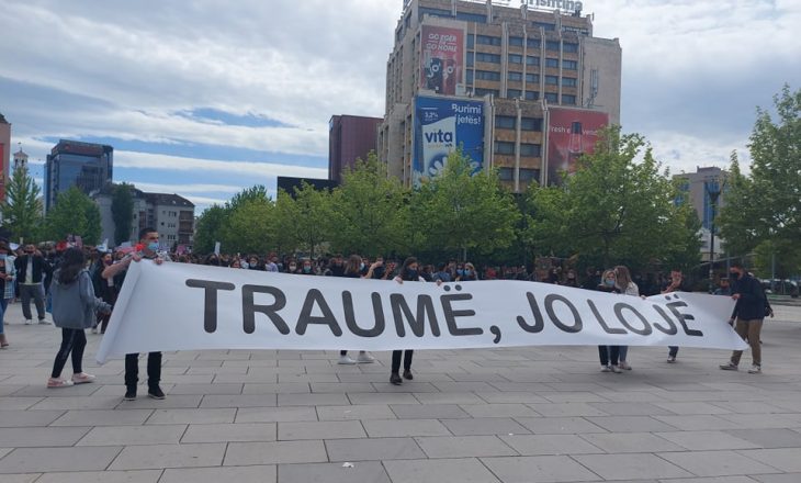 “Traumë, jo lojë”, nxënësit protestojnë në Prishtinë pas rastit të sulmit seksual në shkollë