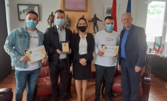 Komuna e Kaçanikut nderon me mirënjohje QKMF-në dhe dy teknikë mjekësorë vullnetarë