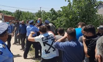 Tensione midis qytetarëve në Kamenicë dhe policisë – përdoret sprej